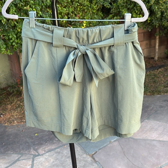 Athleta Shorts Olive Green Tie Waist Active Tech Fabric Size 10 - Picture 1 of 8
